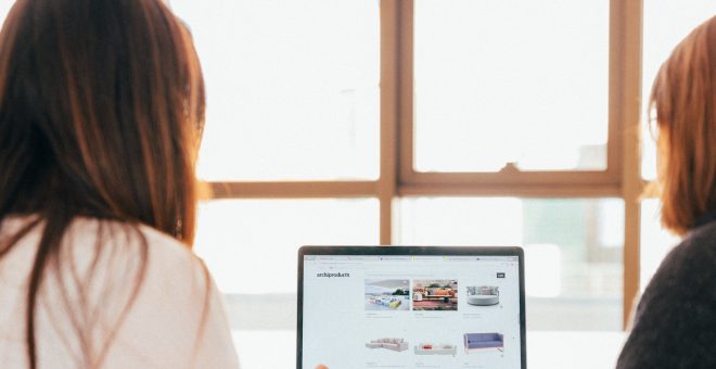 stockholm-advokatbyrå-två-kvinnor-vid-dator