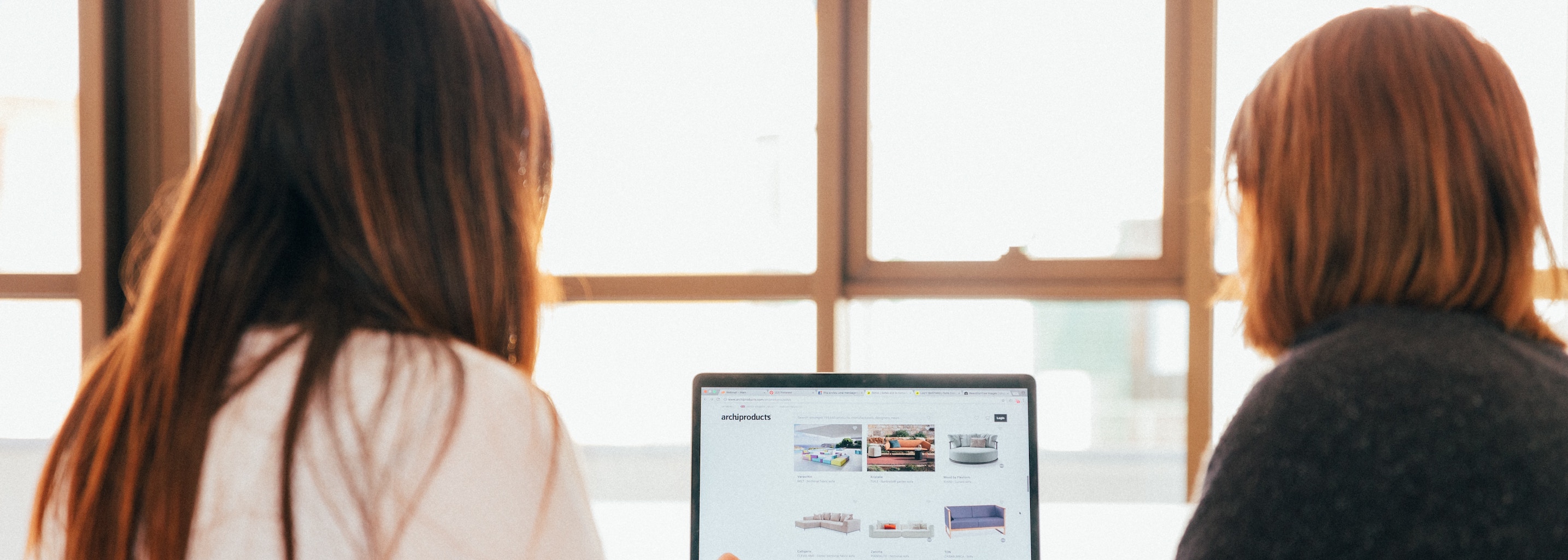 stockholm-advokatbyrå-två-kvinnor-vid-dator